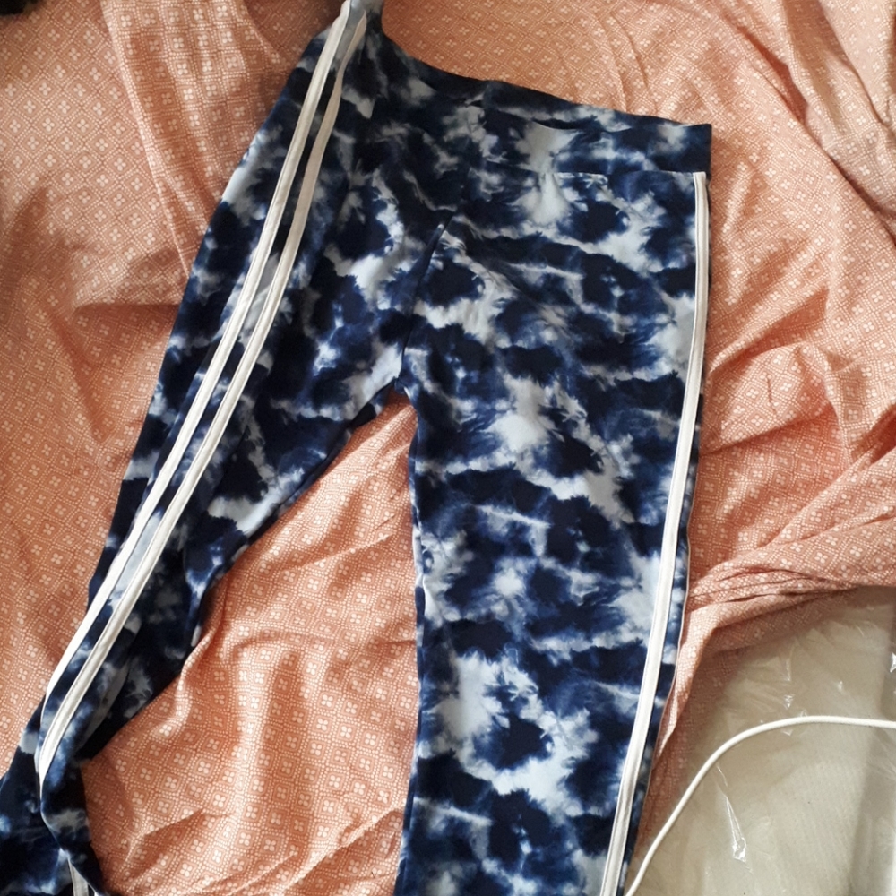 Leggings, with white stripes and they are blue